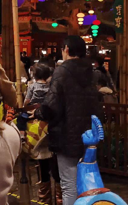 连向太|郭碧婷陪女儿坐旋转木马，向佐在旁暖心保护，两人逗女儿玩乐画面温馨