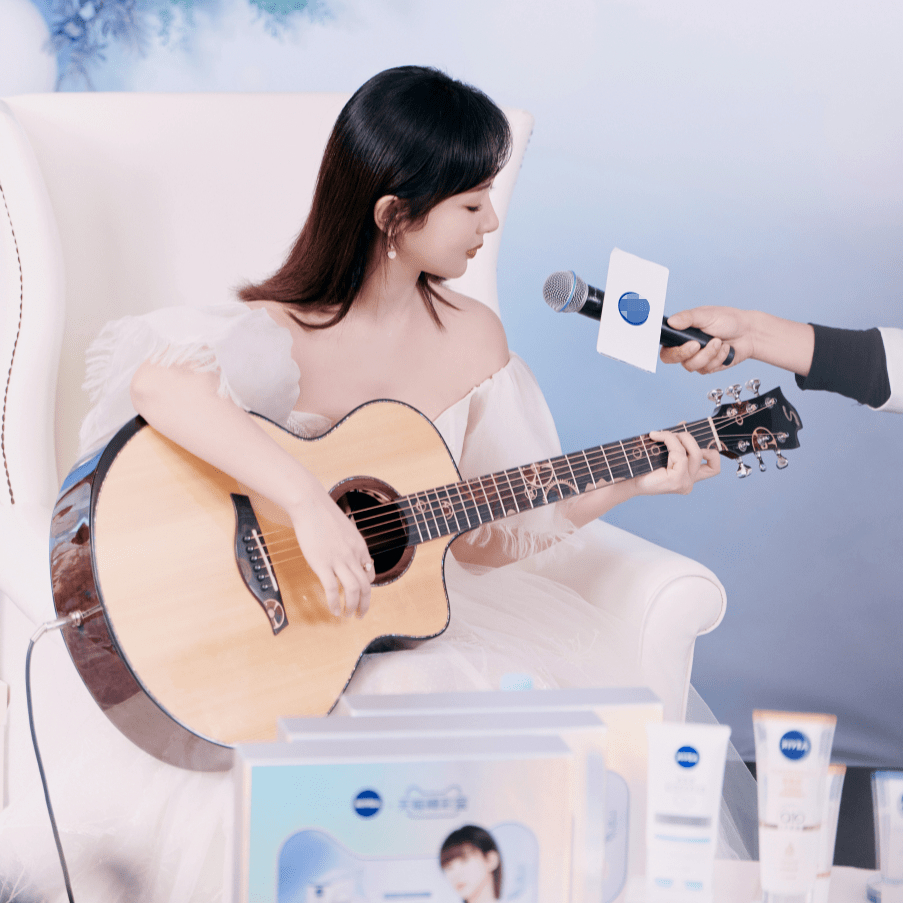 直播女星们近照比美：杨幂国风裙清新，赵丽颖秀细腰，热巴建模脸精致