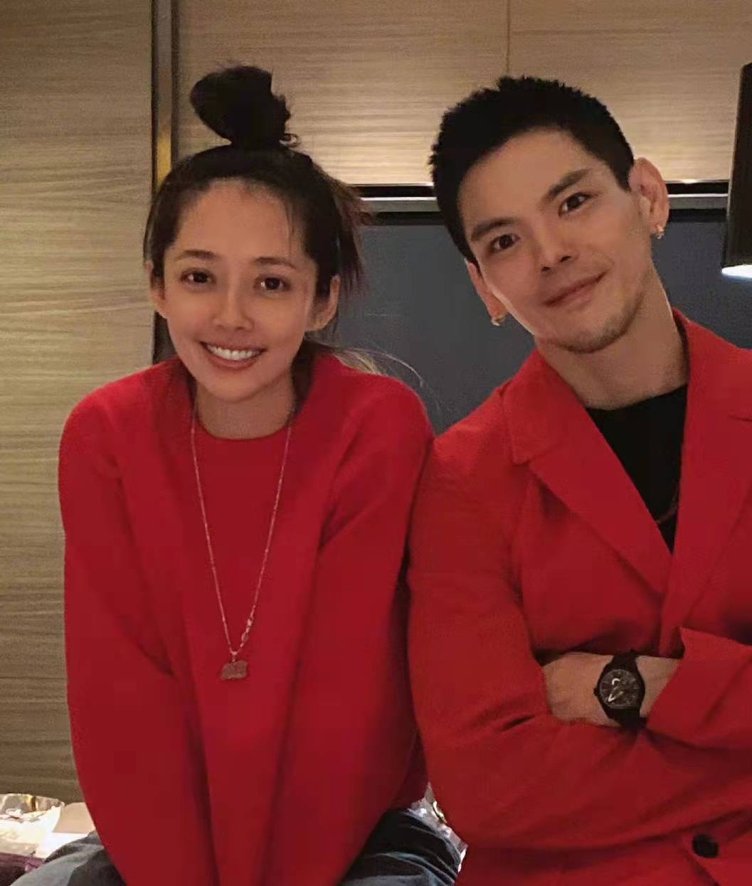 带着|郭碧婷带小奶黄玩旋转木马，向佐全程护在女儿身后，画面暖心有爱