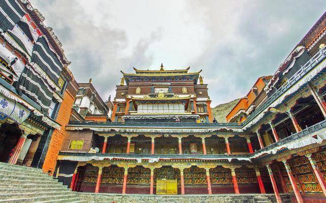 西藏一大型寺庙，供奉着一尊弥勒坐像，花费6700两黄金打造！