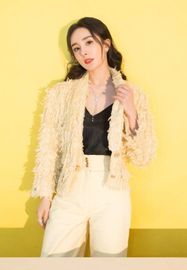 身形杨幂又对“黑透丝”下手了，不仅超显腿长，而且还似梦幻少女