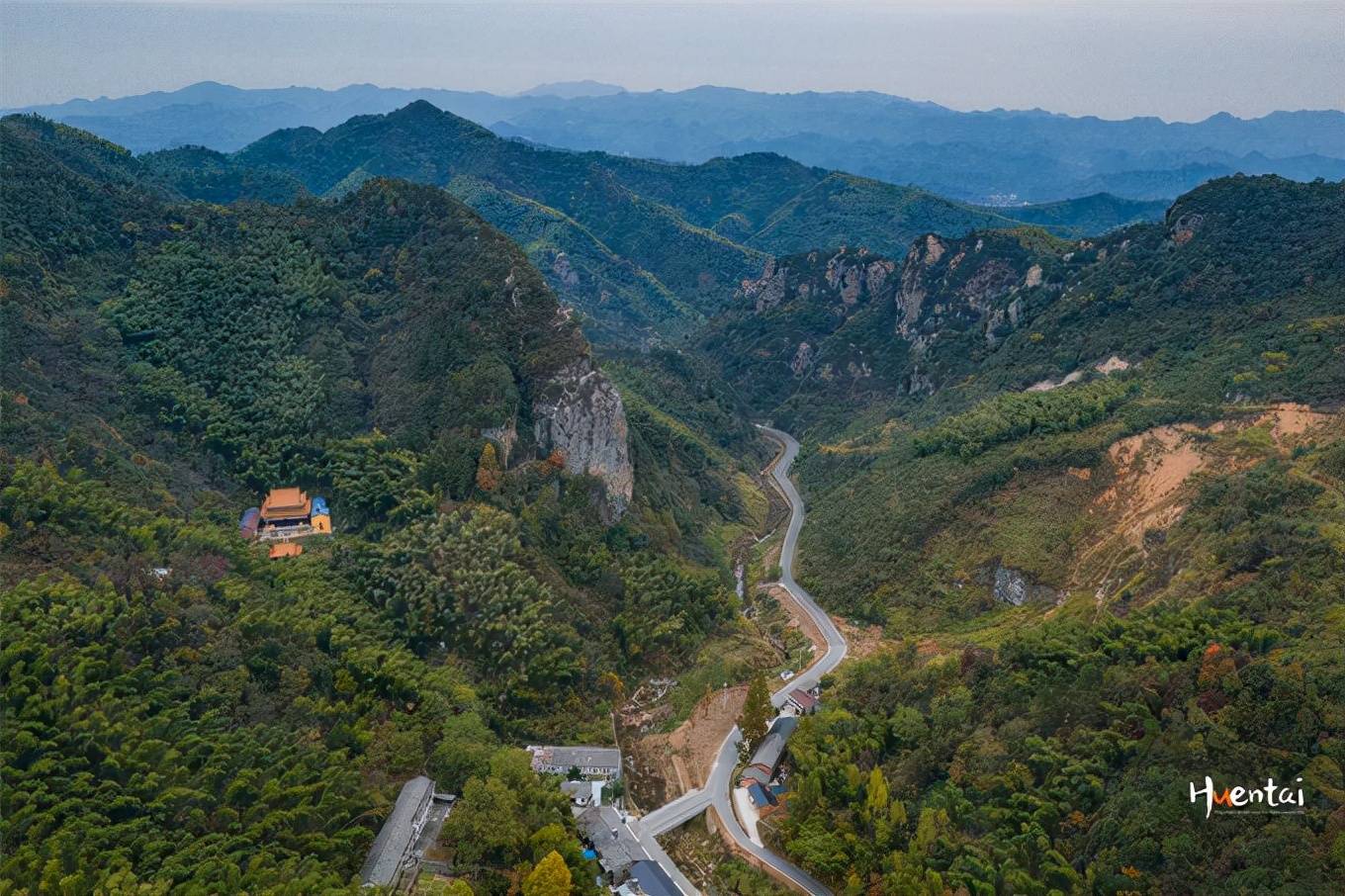 這次又讓我找到了一個小眾的好地方,位於安徽省六安市霍山縣的仙人衝.