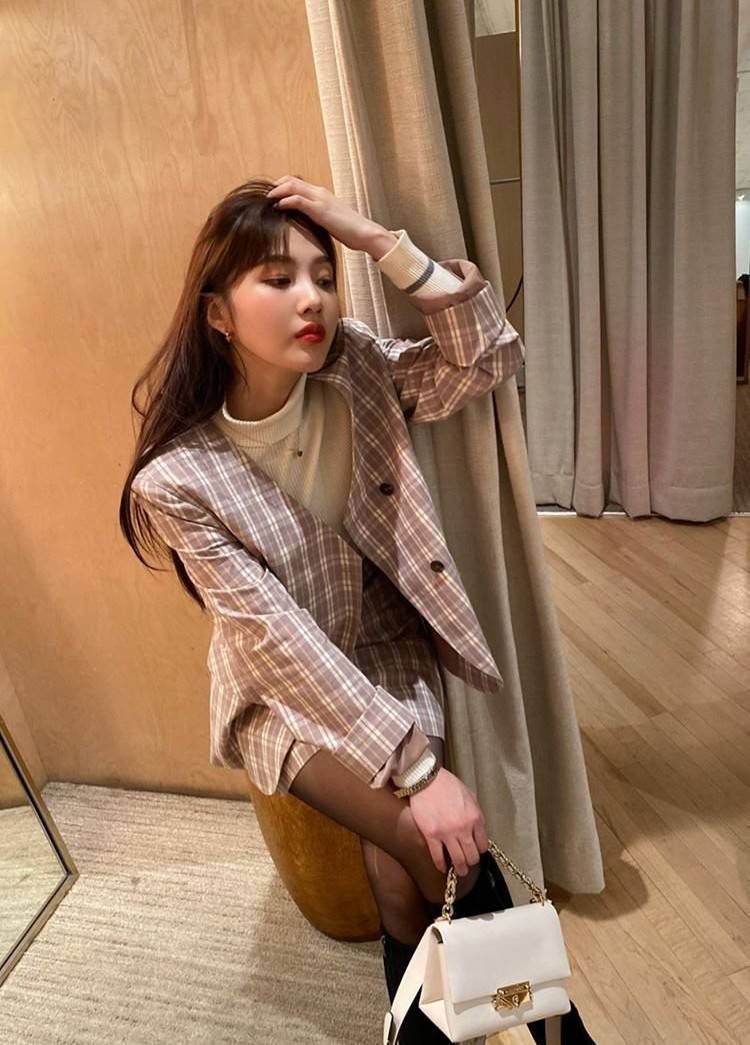 血色 她是韩团女成员，今穿格纹套装短裙配黑丝袜，24岁尽显复古性感