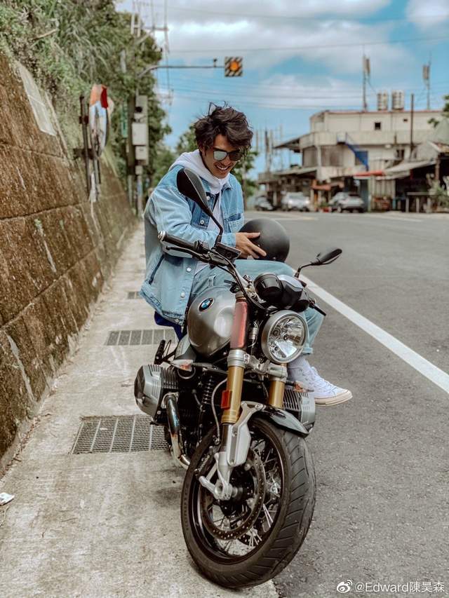 原创郑云灿携小9岁鲜肉同宿香闺黑粉回踩曝时间线男偶像疑当小三