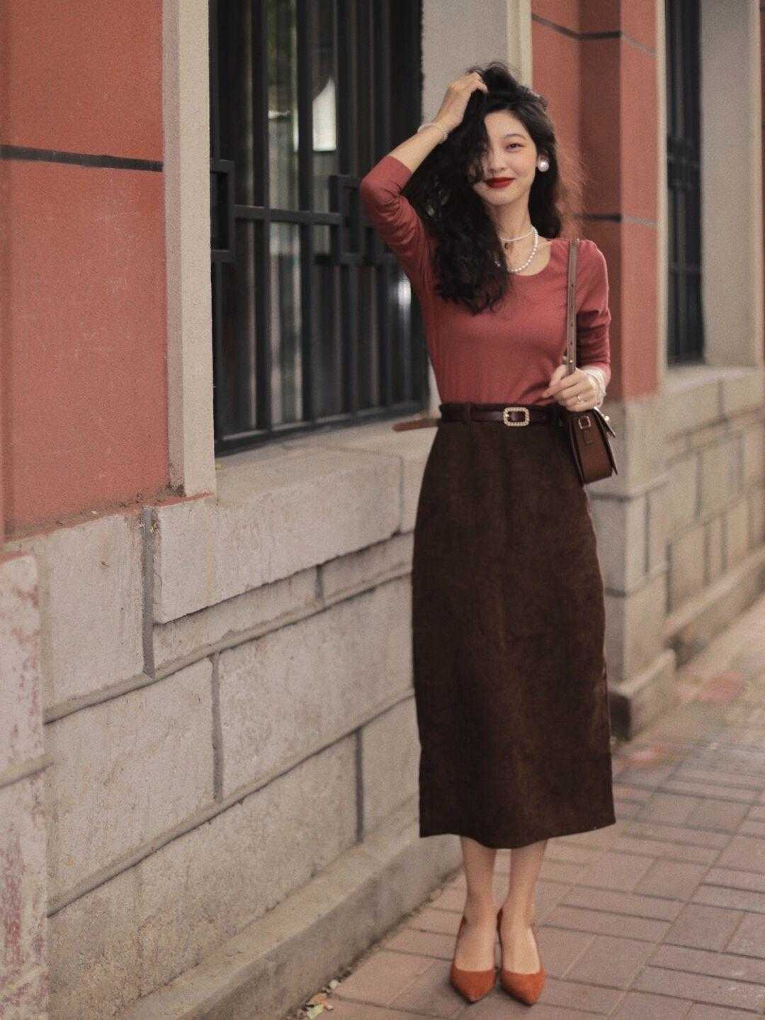 黑色 秋冬一定要试试“紧身打底+高腰半身裙”，温柔优雅，时髦百搭