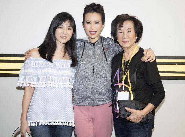 显得 46岁杨采妮风采不减当年！一袭橘色连衣裙优雅时髦，明媚大气