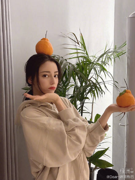 米色|迪丽热巴营业晒日常 手捧橘子搞怪谐音梗送祝福