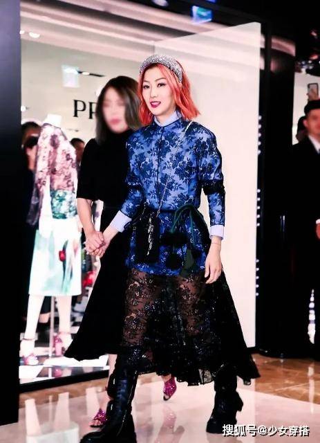 郑秀文 郑秀文果然是时髦精，姜黄色西装配白色T恤，“红色雨靴”时髦爆