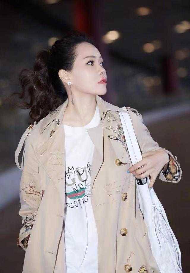 非常强 伊能静把“涂鸦风衣”穿火了,搭配小脚裤真洋气,这状态像30岁