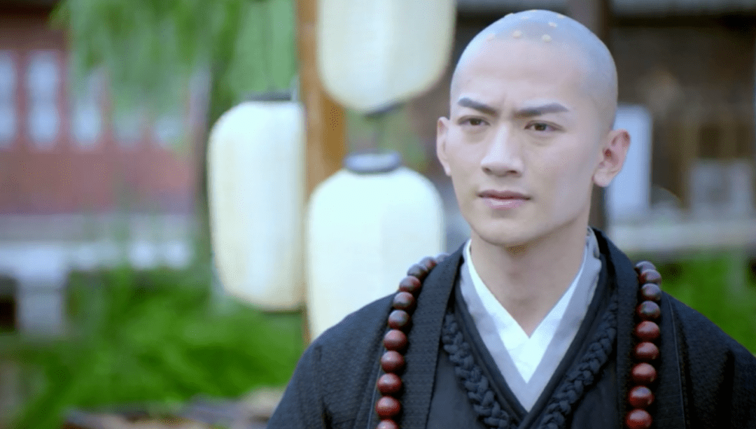 在新《天龙八部》扮演虚竹的张天阳演的法海,从年代讲这部剧算先开拍