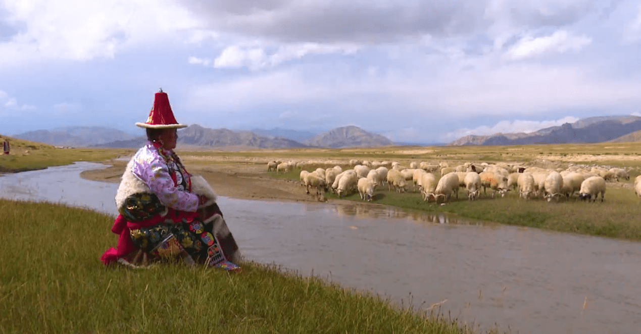 青海省乌兰县草原上的非物质文化遗产明珠德都蒙古族服饰
