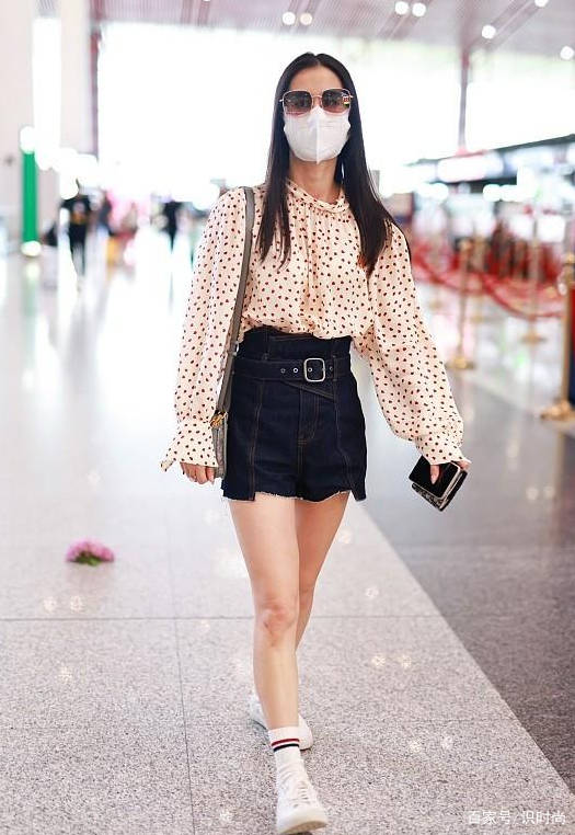 设计 黄圣依穿超短裤拍亲子照,9岁儿子快跟妈妈高,母子合照像俩姐弟