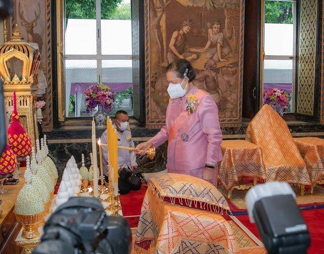 一身 诗琳通公主也扮嫩啦！穿一身粉裙亮相好美，撞衫苏提达王后也稳赢