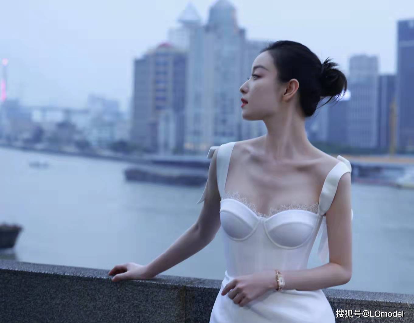 演技 谋女郎倪妮吊带礼服大秀美背!紧身深V妖娆妩媚,慵懒短发显优雅高贵