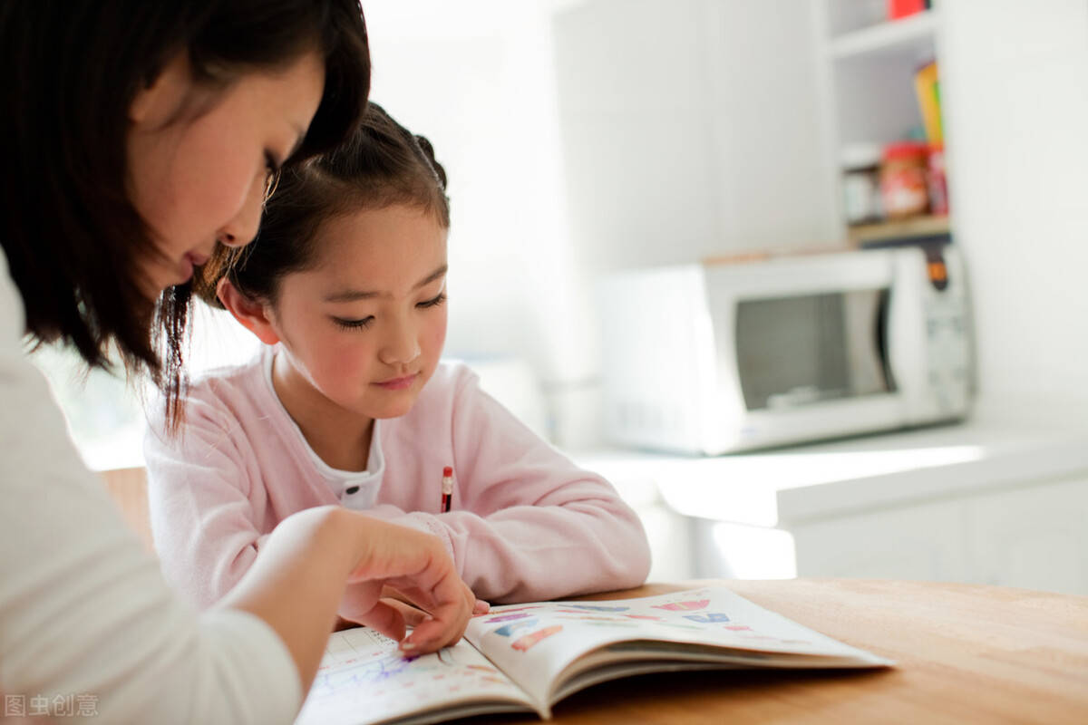 因为|女儿左手伸2手指右手伸5手指，让我猜哪个是幼儿园，答案很迷人！