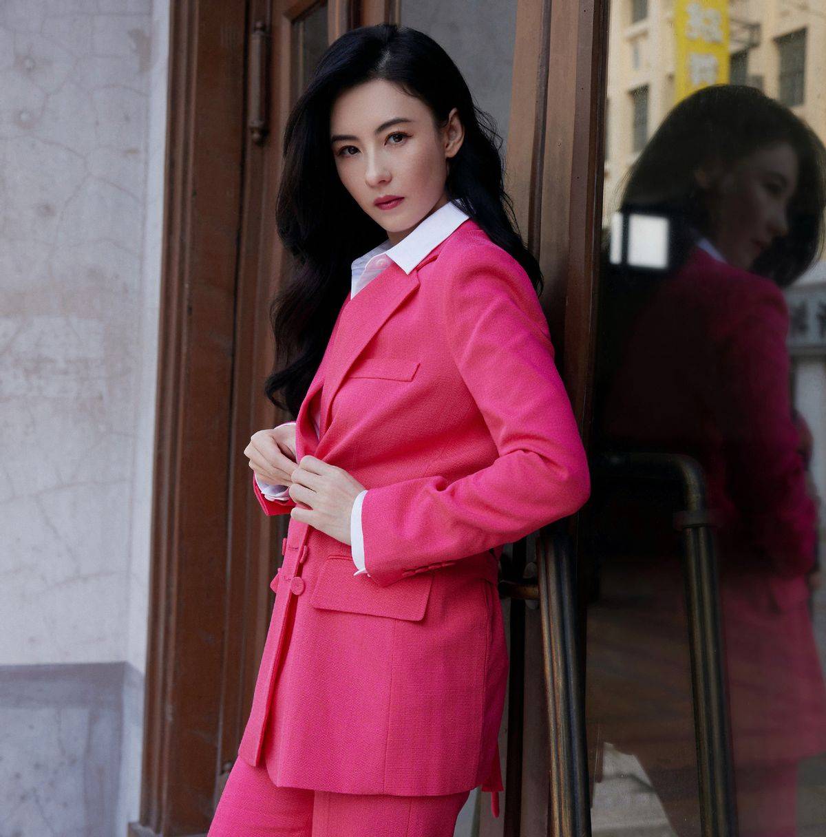 原创张柏芝晒美图写真一身桃红色西服靓丽时髦完美诠释深秋氛围感