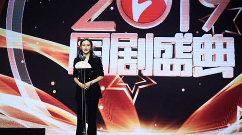 于明加 于明加罕晒工作照,穿羽绒马甲配衬衫裹成粽子,婴儿肌肤色太抢镜