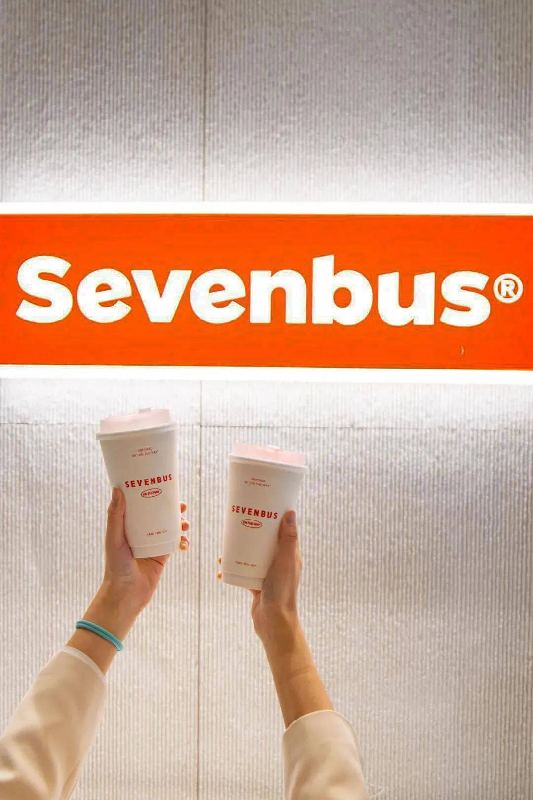 sevenbus新店奶狗坐镇目测即将霸屏每个天津人的票圈