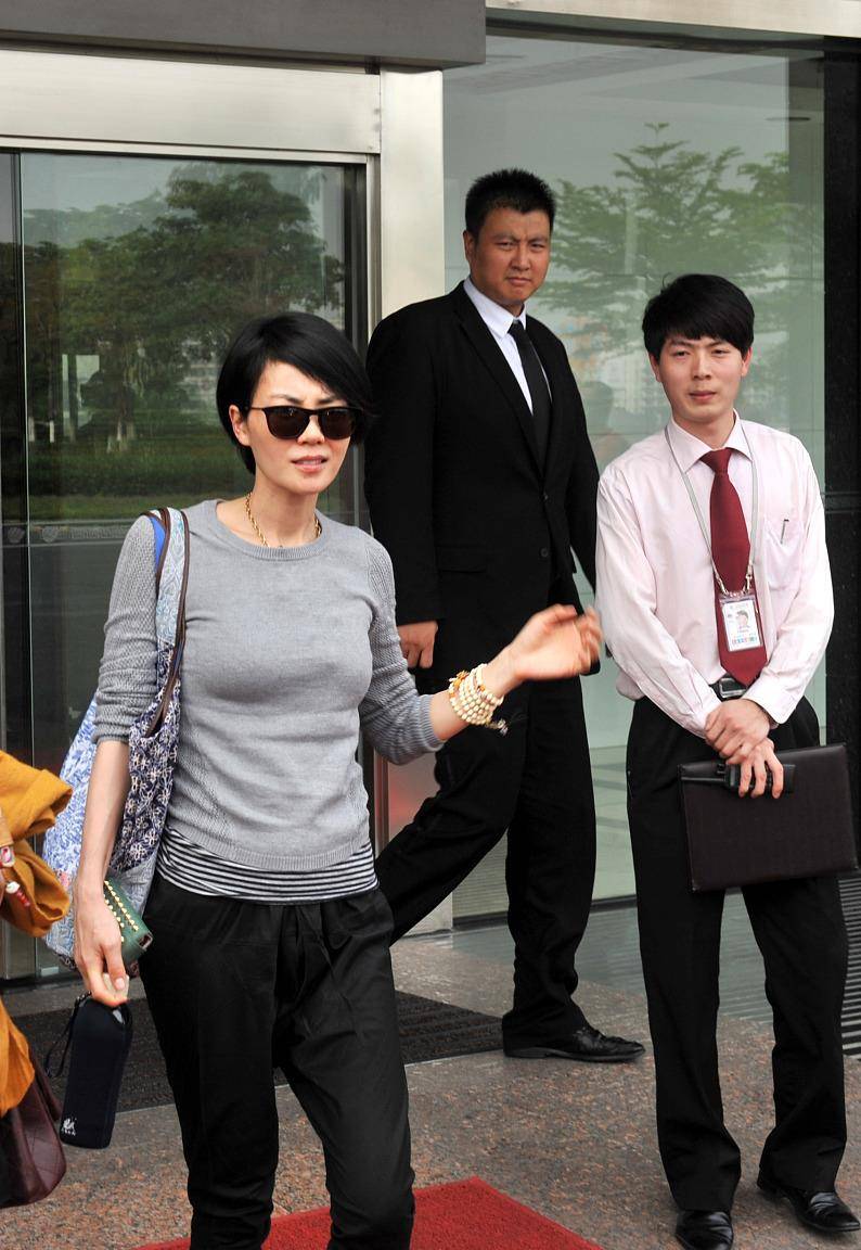 身材 王菲打扮真随性,穿得松松垮垮就出门,身材纤细谁不羡慕?