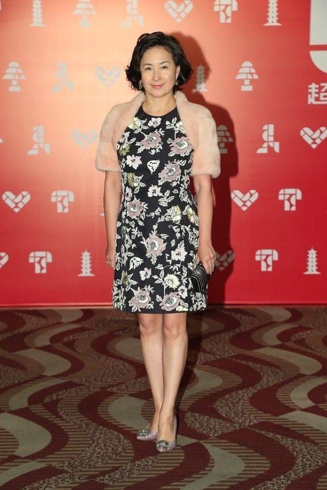 何超琼 59岁何超琼气质真好，穿那么花的大衣真接地气，配短发像邻家大妈