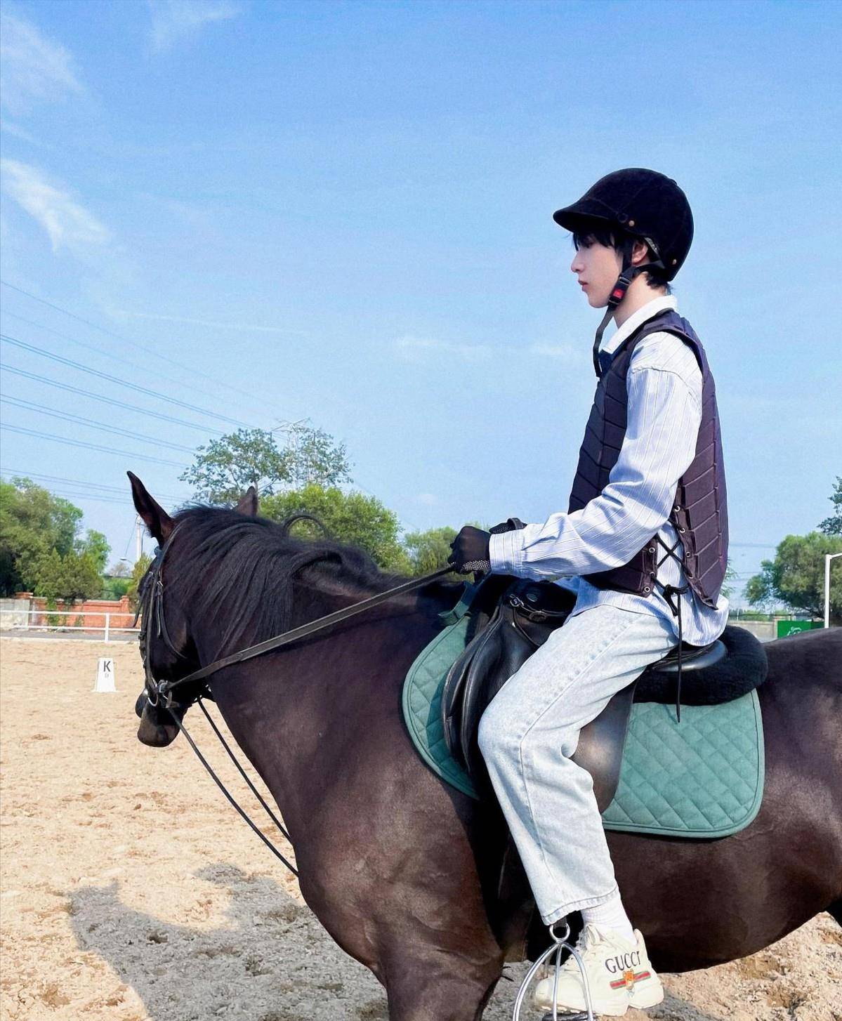 潮男时尚穿搭能有多简约,05后爱豆刘耀文的穿搭,值得学习_造型