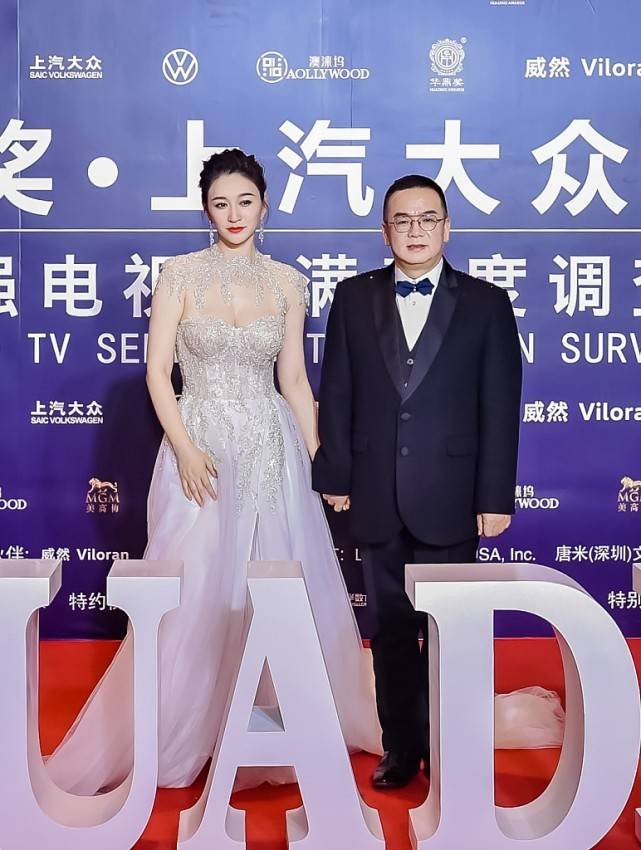 傲人 李小冉的身材真占便宜，穿低领长裙曲线傲人，但裸色却一点也不俗