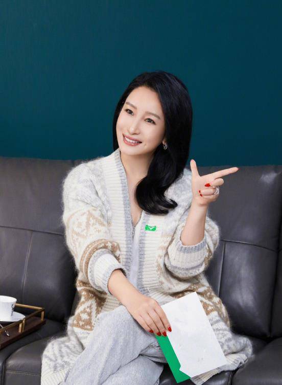 设计 秦海璐气质真是不一般,毛衣开衫搭休闲裤,温柔优雅魅力十足