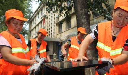 做好事|店家无偿给环卫工提供早餐,周围老人却蹭吃,店老板:爱心好吃吗