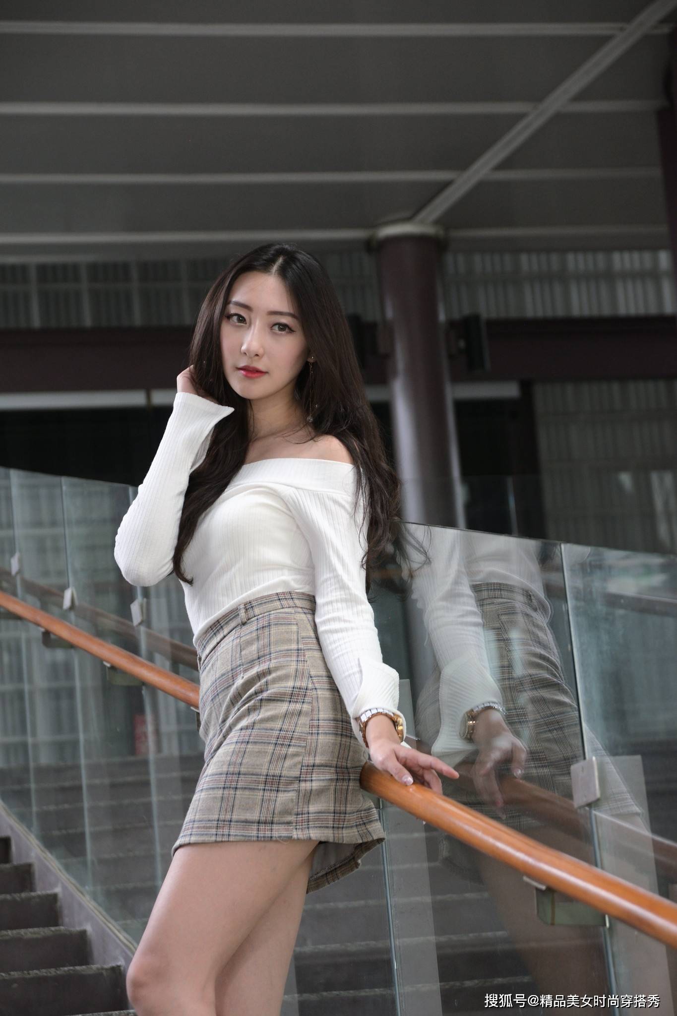 短裙 白色针织打底衫加灰色格纹半身短裙，保暖又不失风度