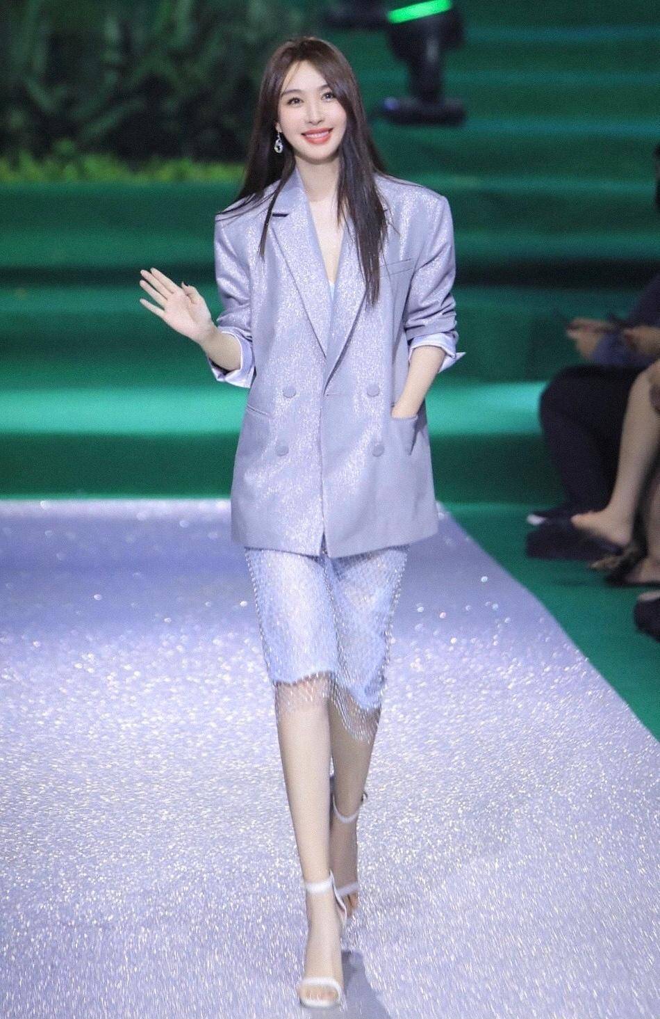 显得 李菲儿不好好穿西装，硬是挑战真空穿法，一般人哪里驾驭得住！