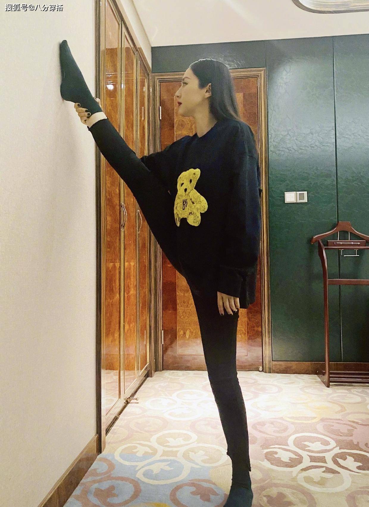 设计 董璇穿黑色修身连衣裙,蕾丝与丝绒交叠优雅精致,盘发造型更高贵