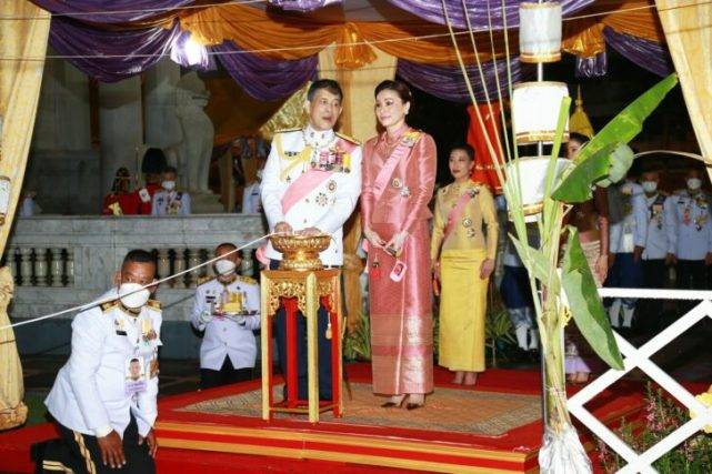 一身 诗琳通公主也扮嫩啦！穿一身粉裙亮相好美，撞衫苏提达王后也稳赢