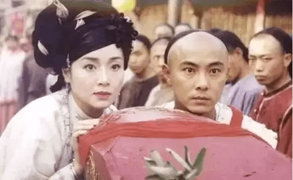 角色|《星辰大海》配角来头不小：认出了伪装者的间谍孤狼，没认出黄蓉