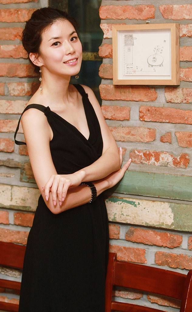 黑色 韩国“刘诗诗”李宝英年轻时好美,穿黑裙真动人,配黑丝也不俗气