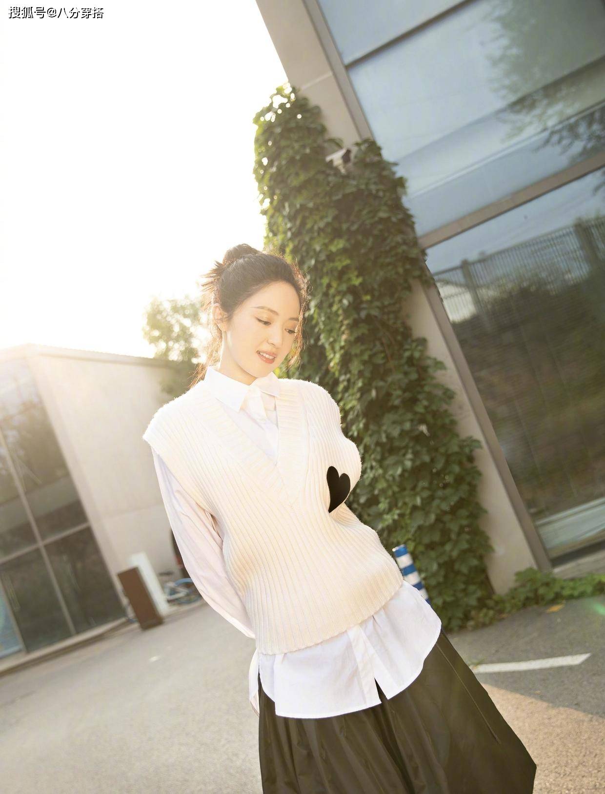 设计 董璇穿黑色修身连衣裙，蕾丝与丝绒交叠优雅精致，盘发造型更高贵