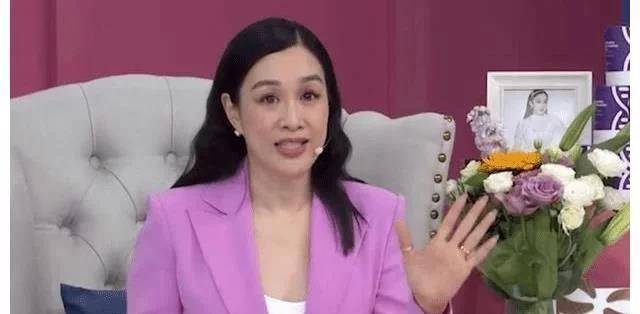 整体 钟丽缇上节目没了滤镜,一下子就成了干瘪老太太,脸松垮下坠