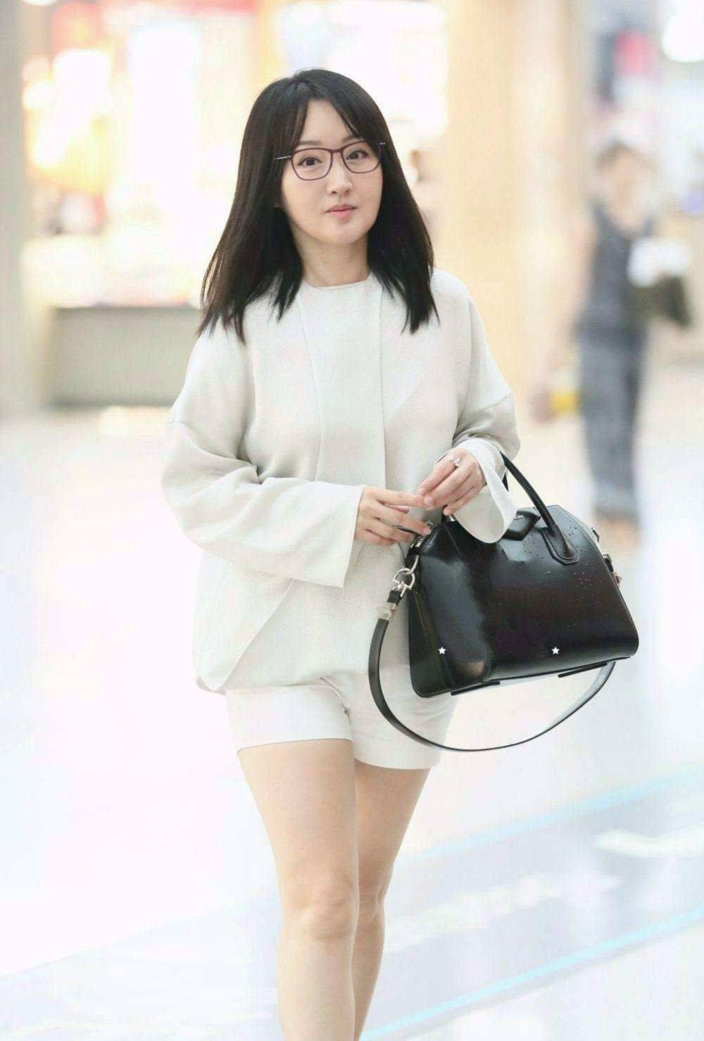 颜色 50岁杨钰莹有扮嫩本钱,穿镂空长裙配丸子头,分明是25岁少女模样