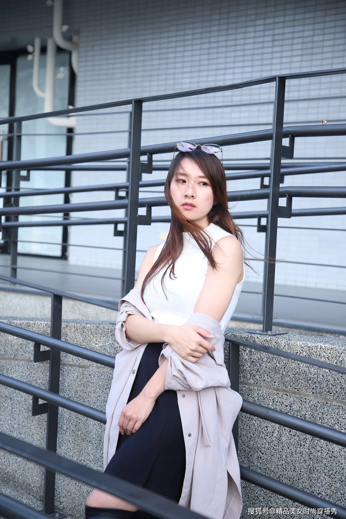 黑色 白色的无袖背心，下搭黑色的半身裙与黑色过膝长靴帅气又时尚