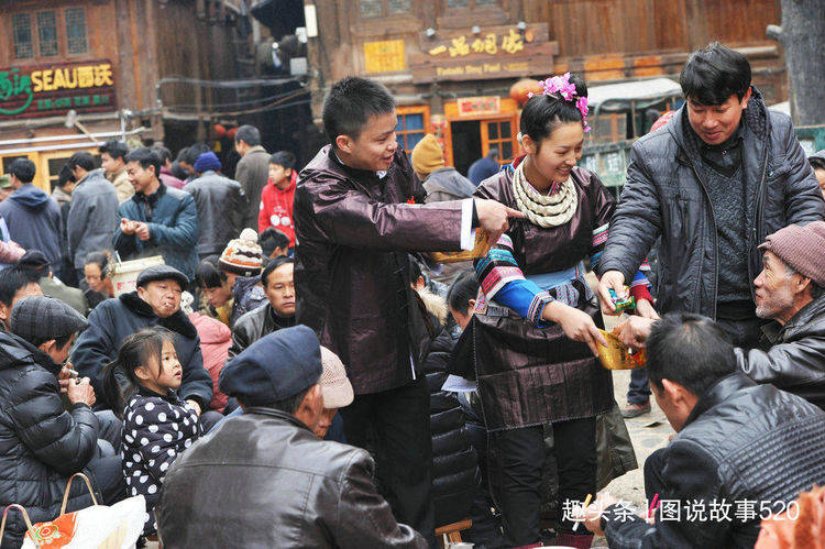 贵州村寨婚宴习俗，游客偶遇，随了100份子被请吃流水席