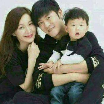 方面|亲妈是导演，干妈也是导演，18年没捧红他，娶媳妇改名后火了