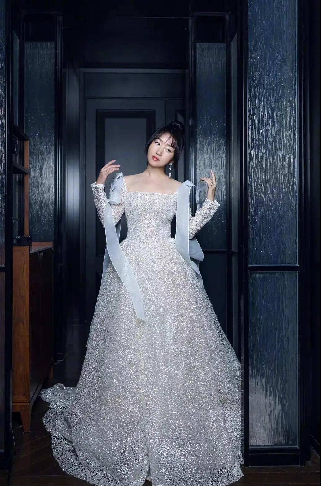 颜色 50岁杨钰莹有扮嫩本钱,穿镂空长裙配丸子头,分明是25岁少女模样