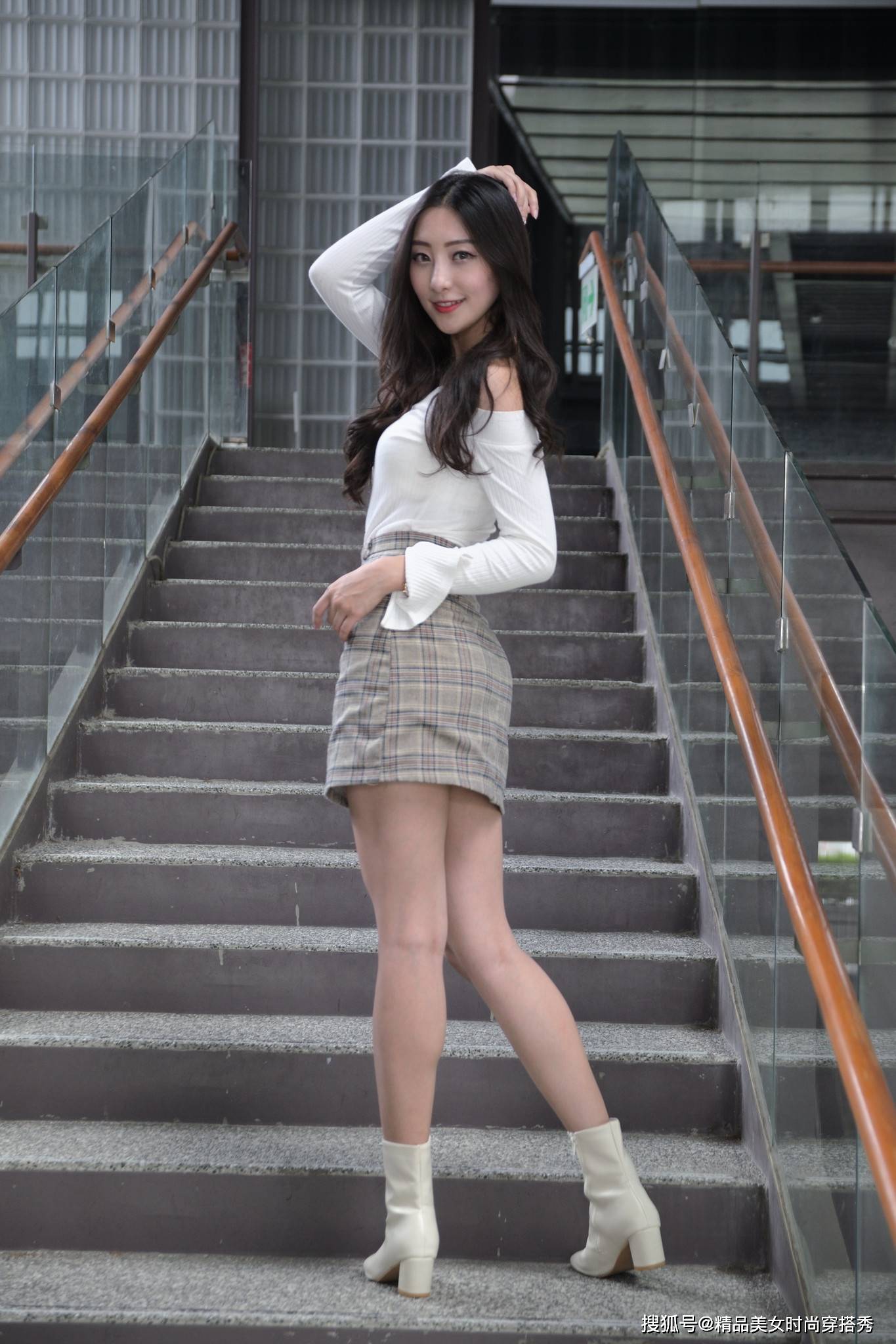 短裙 白色针织打底衫加灰色格纹半身短裙，保暖又不失风度