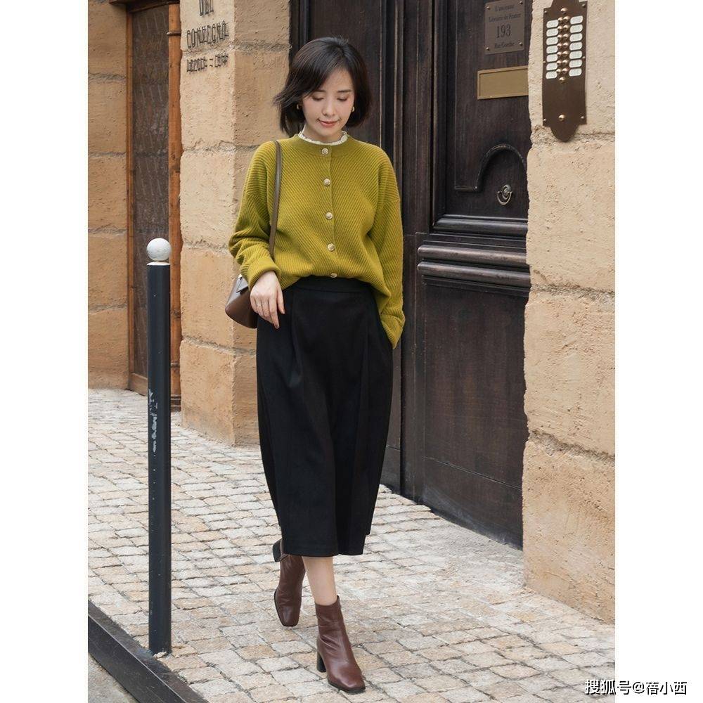颜色 今年火了一种穿搭,叫“针织衫+半身裙”,不仅知性而且超有气质