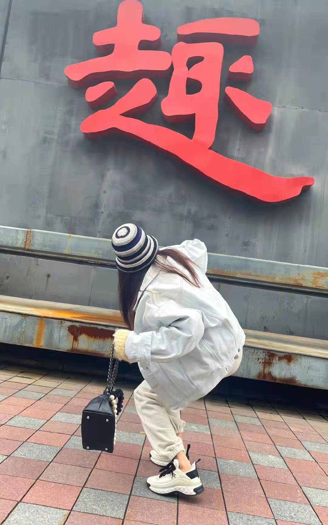 毛衣 演员高露的秋冬穿搭，淡黄毛衣配束脚裤，牛仔夹克配阔腿裤，温暖随性