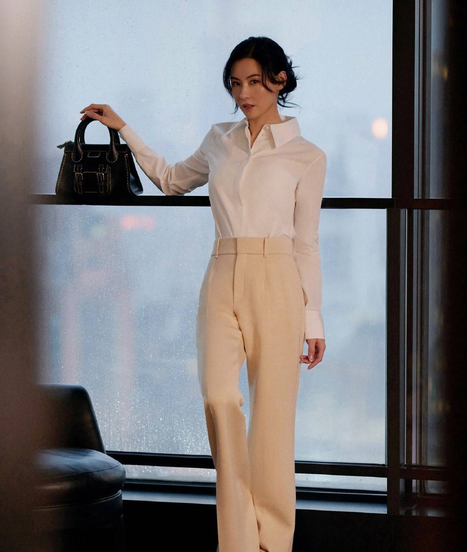 张柏芝晒美图写真,一身桃红色西服靓丽时髦,完美诠释深秋氛围感_衬衫