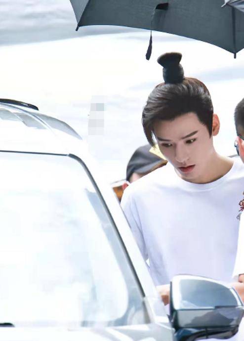 进行 迪丽热巴和龚俊现身活动，穿情侣款T恤和牛仔裤，组超高颜值CP