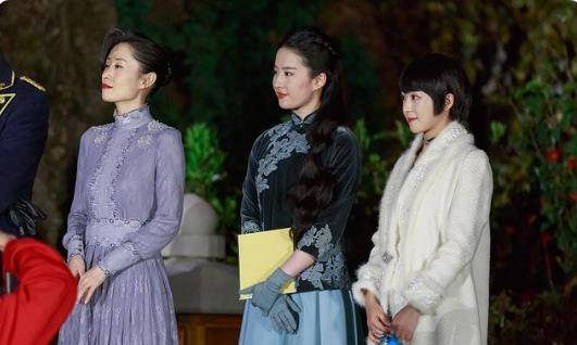 颜照来 刘亦菲与刘敏涛合照被比下去了,虽乖巧可人但气场却输了一大截