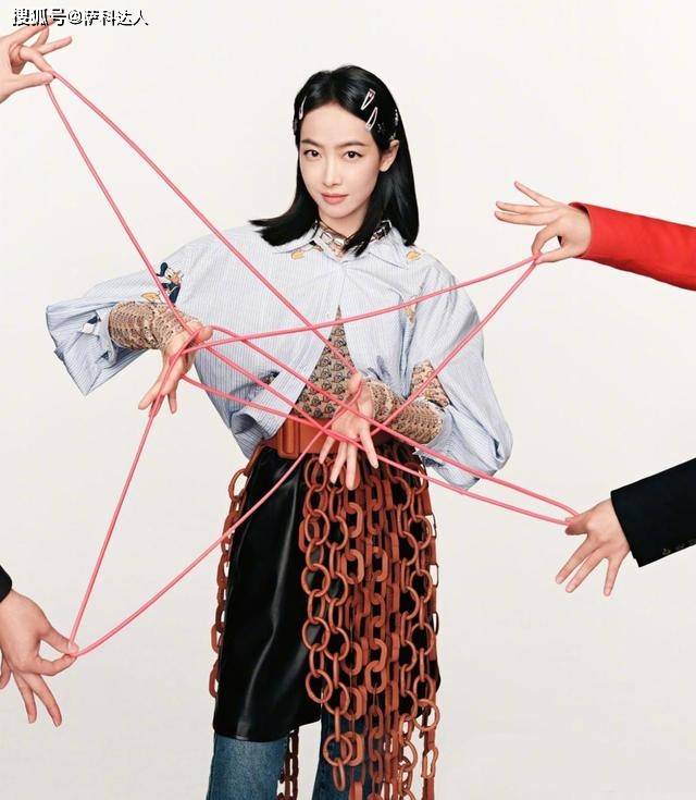 设计 宋茜“古灵精怪”惹人爱！穿搭亮眼时髦，用彩绳演绎童趣