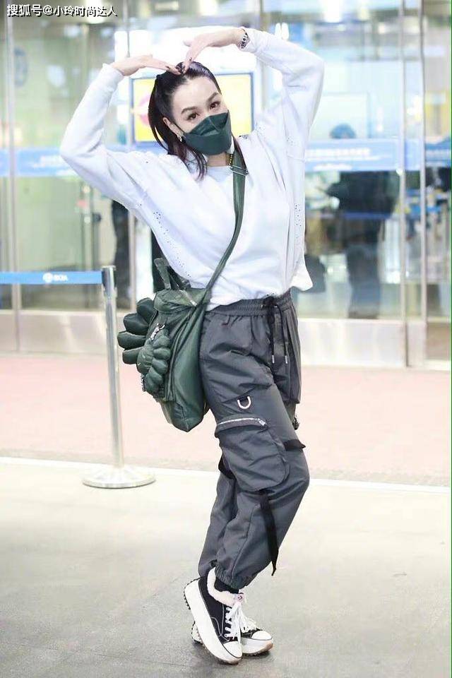 身材 钟丽缇减龄有一套！卫衣搭帅气工装裤走机场真休闲，活力满满
