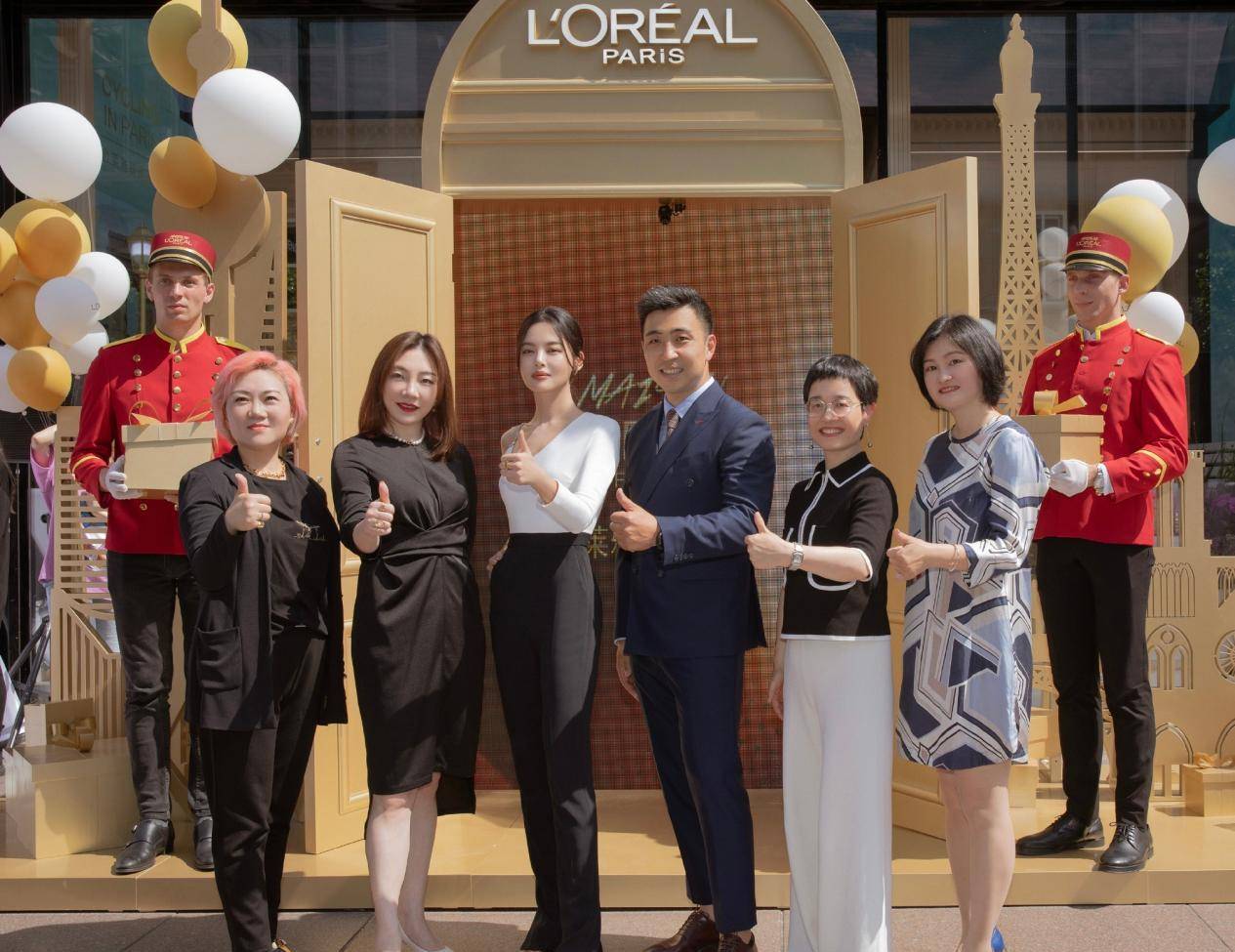 新造型 给辛芷蕾新造型打100分！穿西装搭挂脖裙和黑丝，当姑姑后变性感